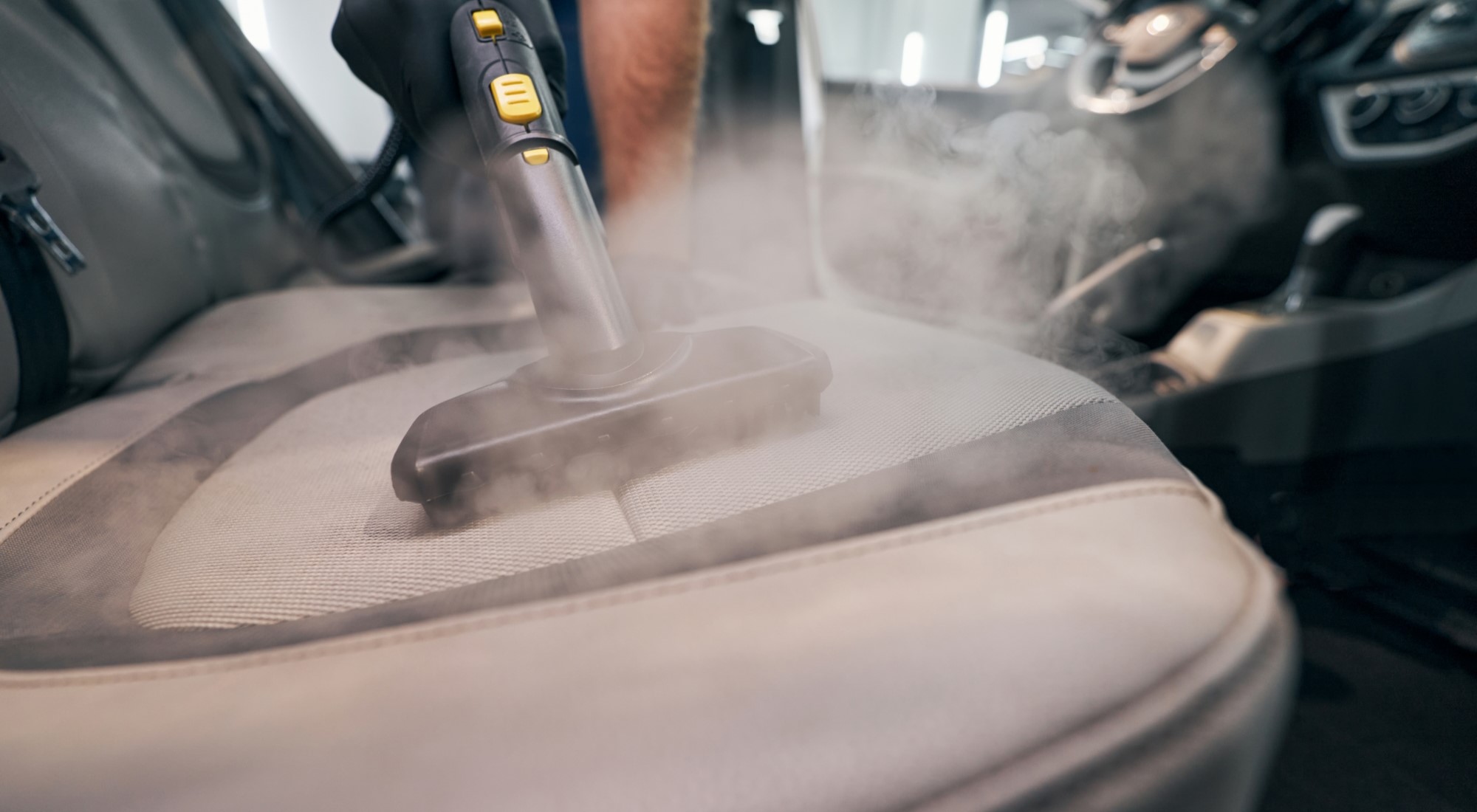 Dampfreiniger an Auto nah