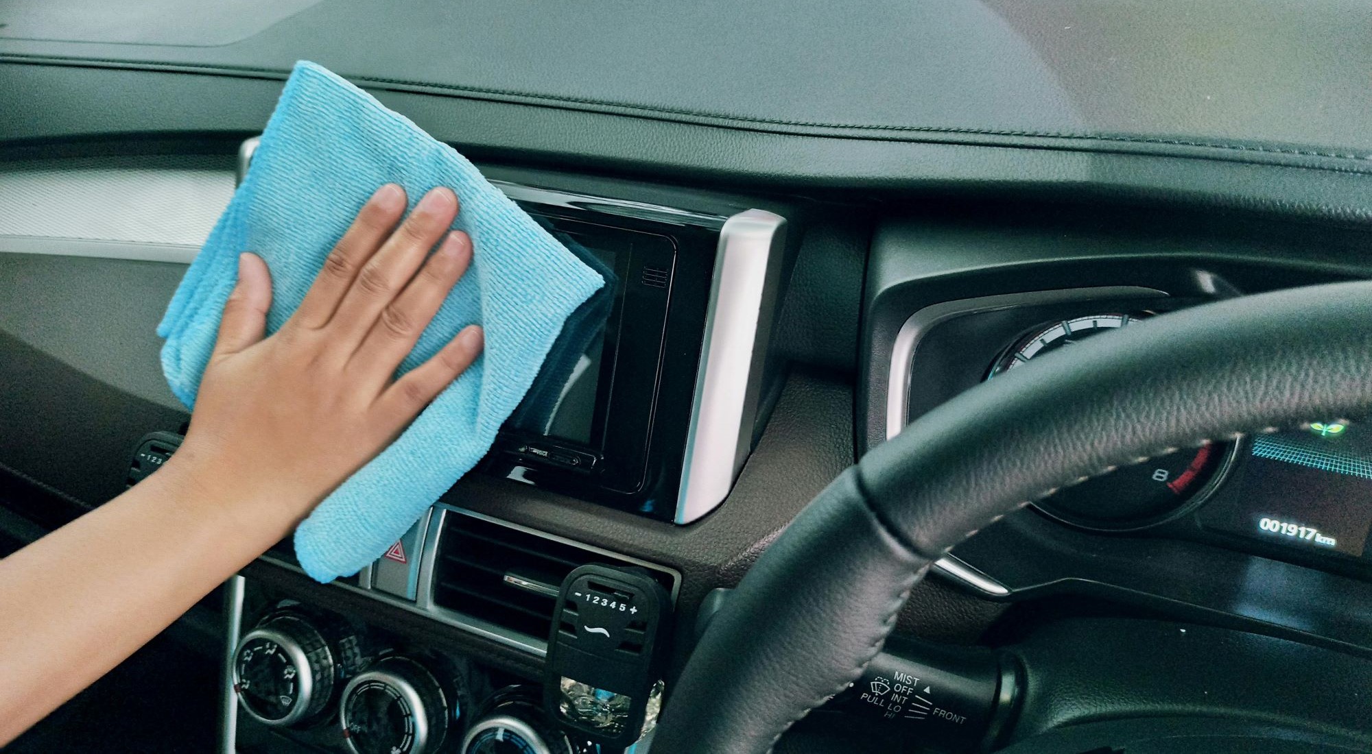 Auto wird innen mit Tuch poliert