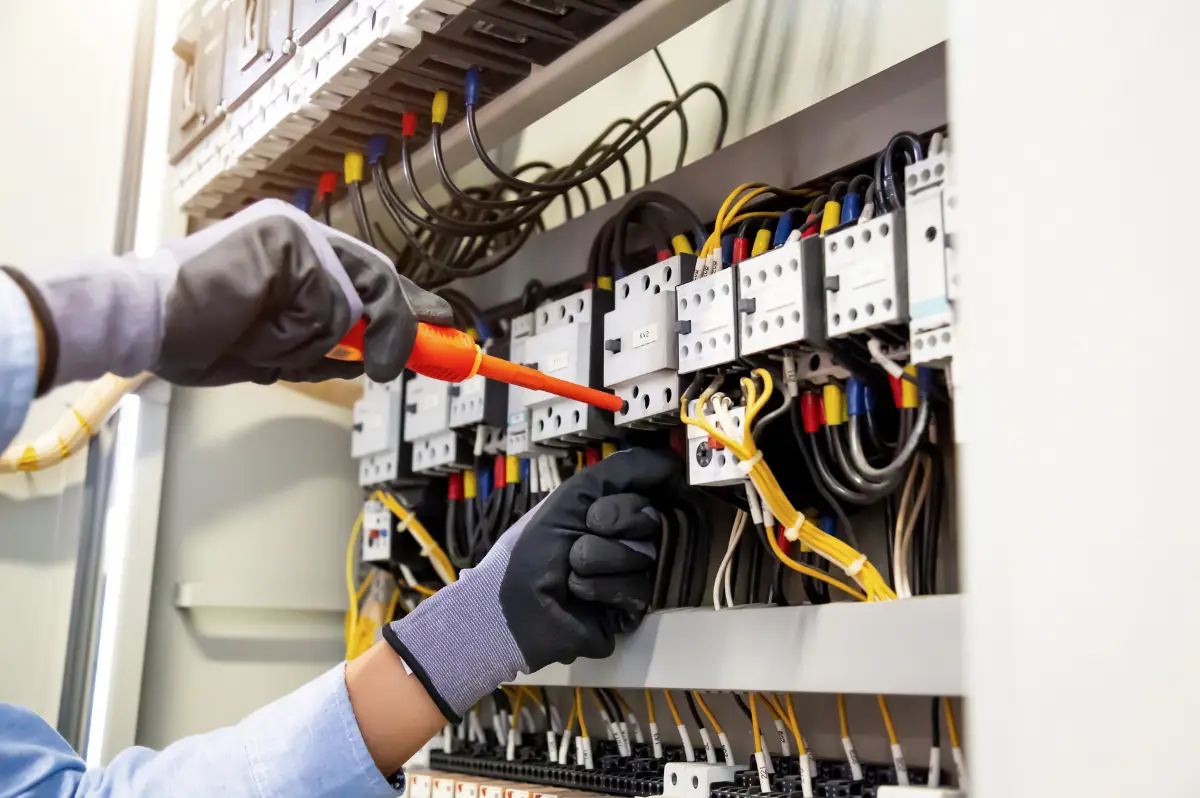 Prüfung elektrotechnischer Anlagen: Was Du wissen musst | 2025