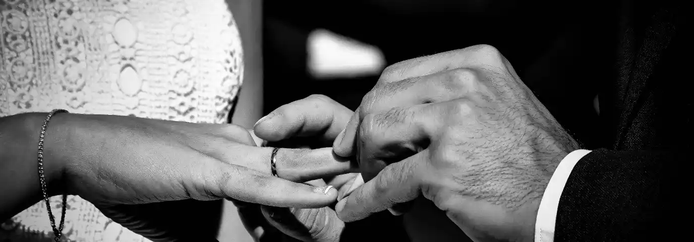 Symbolische Handlungen für Deine Trauung: 12 bedeutungsvolle Rituale, die Deine Liebe zelebrieren