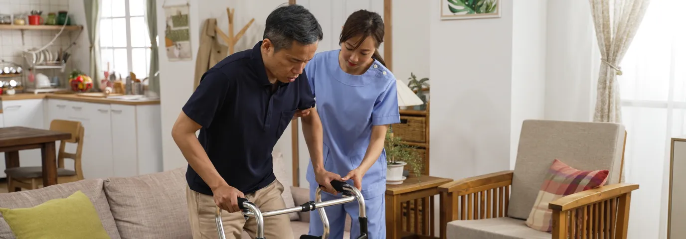 Schlaganfall Rehabilitation zu Hause: 10 praktische Tipps für Angehörige
