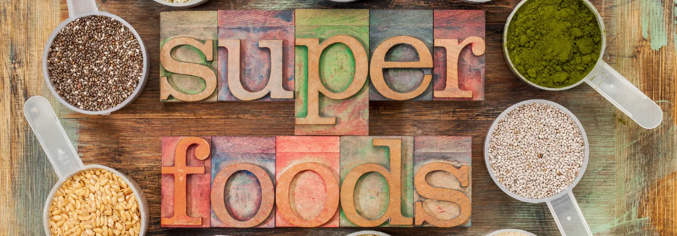 Superfoods für Senioren: Praktische Ernährungstipps in der Pflege