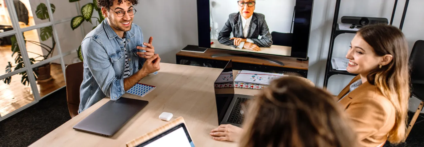 Hybrides Arbeiten erfolgreich organisieren: Der komplette Leitfaden