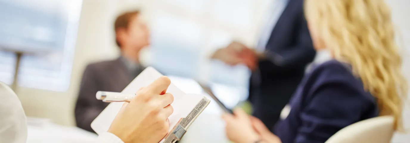 Protokolle schreiben im Büro: Effiziente Anleitung + Tipps