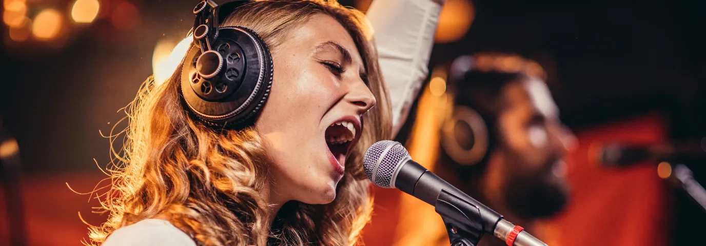 In-Ear-Monitoring vs Wedges: Technischer Vergleich für Live-Acts In-Ear-Monitoring vs Wedges: Technischer Vergleich für Live-Acts
