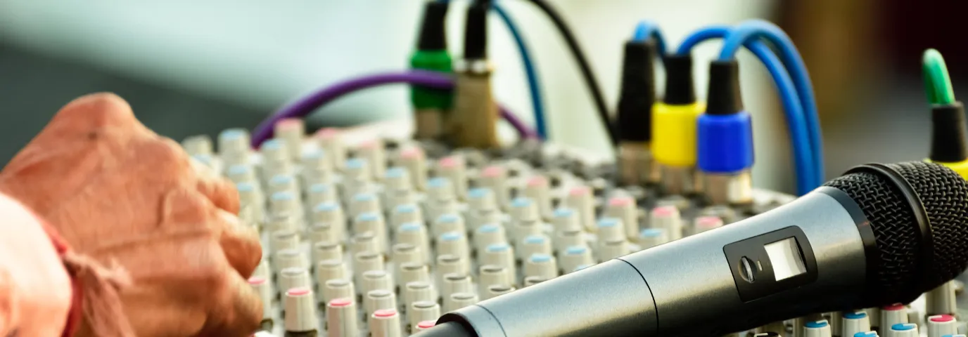 Tontechnik mieten: PA-Anlage, Mixer & Funkstrecken störungsfrei Tontechnik mieten: PA-Anlage, Mixer & Funkstrecken störungsfrei