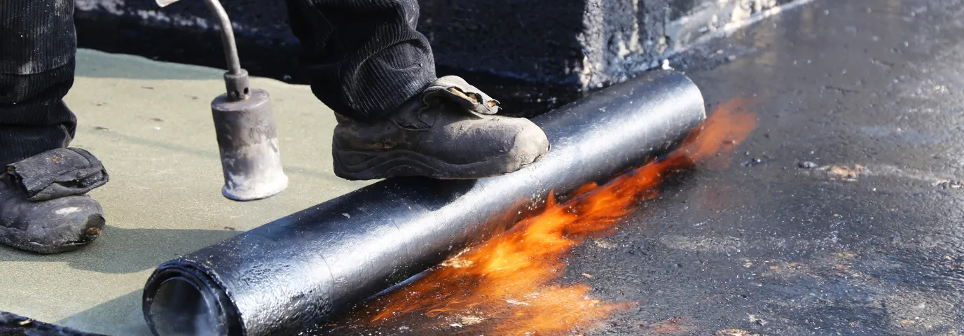 Flachdach Abdichtung: Bitumen vs. EPDM vs. Flüssigkunststoff Vergleich Flachdach Abdichtung: Bitumen vs. EPDM vs. Flüssigkunststoff Vergleich