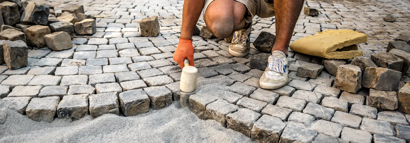 Naturstein außen verlegen: Drainagemörtel richtig anwenden für Frostsicherheit Naturstein außen verlegen: Drainagemörtel richtig anwenden für Frostsicherheit