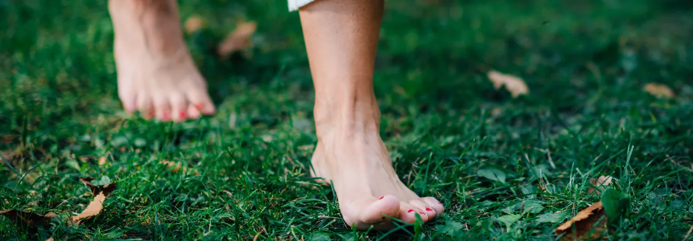 Barfußlaufen & Fußpflege: So stärken Sie Ihre Füße für den Sommer Barfußlaufen & Fußpflege: So stärken Sie Ihre Füße für den Sommer